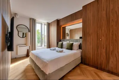Un ou plusieurs lits dans un hébergement de l'établissement Luxury 1BR apartment - Champs Elysees