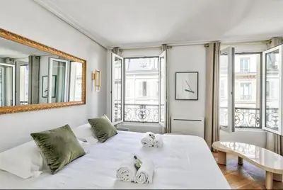 Un ou plusieurs lits dans un hébergement de l'établissement Luxury 1BR apartment - Champs Elysees