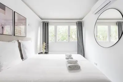 Un ou plusieurs lits dans un hébergement de l'établissement Appartement ensoleillé Buttes Chaumont - III