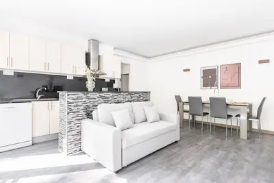Cuisine ou kitchenette dans l'établissement Appartement ensoleillé Buttes Chaumont - III