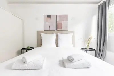 Un ou plusieurs lits dans un hébergement de l'établissement Appartement ensoleillé Buttes Chaumont - III