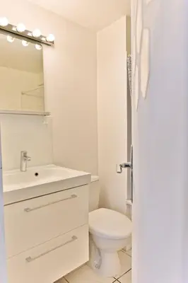Salle de bains dans l'établissement Appartement proche Canal Saint Martin