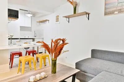 Cuisine ou kitchenette dans l'établissement Appartement proche Canal Saint Martin