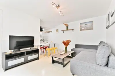Télévision ou salle de divertissement dans l'établissement Appartement proche Canal Saint Martin