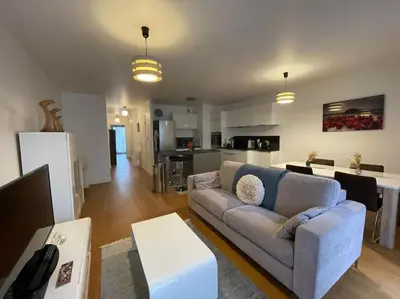Cuisine ou kitchenette dans l'établissement Appartement 2 pièces 57m2 Terrasse sur cour Proche Paris Porte Maillot