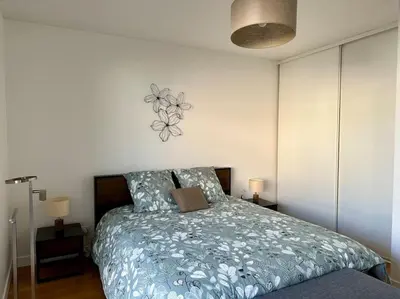 Un ou plusieurs lits dans un hébergement de l'établissement Appartement 2 pièces 57m2 Terrasse sur cour Proche Paris Porte Maillot