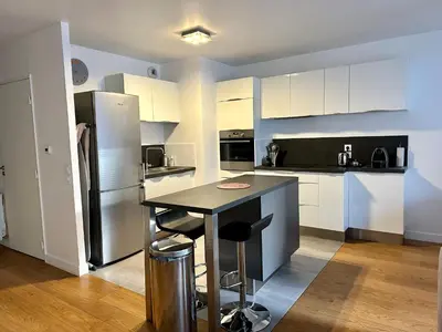 Cuisine ou kitchenette dans l'établissement Appartement 2 pièces 57m2 Terrasse sur cour Proche Paris Porte Maillot
