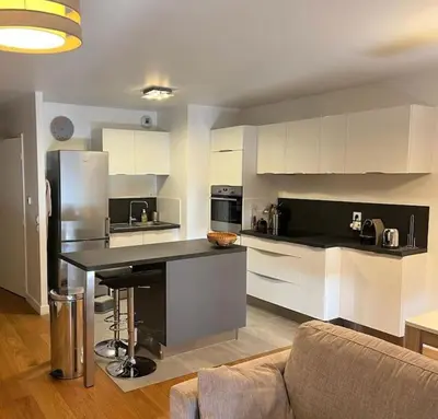 Cuisine ou kitchenette dans l'établissement Appartement 2 pièces 57m2 Terrasse sur cour Proche Paris Porte Maillot