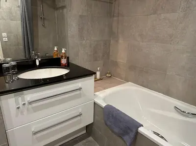 Salle de bains dans l'établissement Appartement 2 pièces 57m2 Terrasse sur cour Proche Paris Porte Maillot