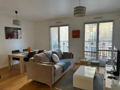 Coin salon dans l'établissement Appartement 2 pièces 57m2 Terrasse sur cour Proche Paris Porte Maillot