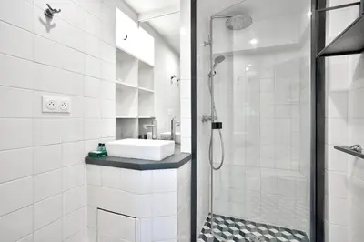 Salle de bains dans l'établissement Élégant T1 à 13 min du Musée du Louvre