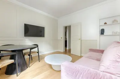 Télévision ou salle de divertissement dans l'établissement MyKeypers - Design & Cosy Flat 2BR Center Paris - Moulin Rouge