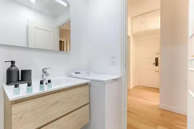 Salle de bains dans l'établissement MyKeypers - Design & Cosy Flat 2BR Center Paris - Moulin Rouge