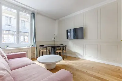 Télévision ou salle de divertissement dans l'établissement MyKeypers - Design & Cosy Flat 2BR Center Paris - Moulin Rouge