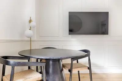 Télévision ou salle de divertissement dans l'établissement MyKeypers - Design & Cosy Flat 2BR Center Paris - Moulin Rouge