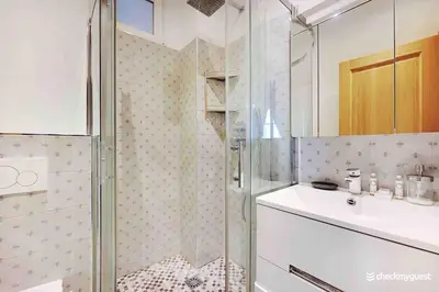 Salle de bains dans l'établissement Center Paris Louvre - Tuilerie