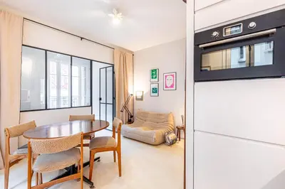 Cuisine ou kitchenette dans l'établissement GuestReady - Bright Apt near Sacré-Coeur