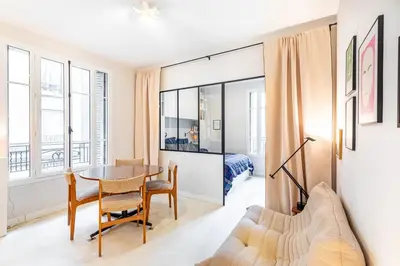 Un ou plusieurs lits dans un hébergement de l'établissement GuestReady - Bright Apt near Sacré-Coeur