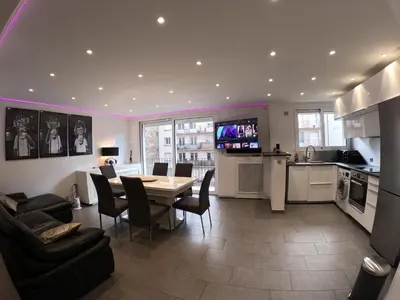 Cuisine ou kitchenette dans l'établissement Montrouge Superbe Appartement Proche Centre Paris 2 chambres