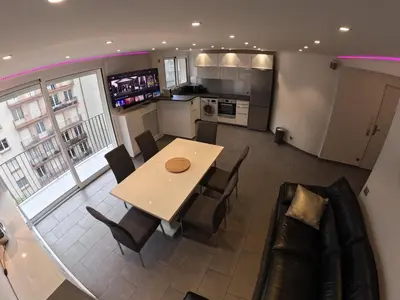 Cuisine ou kitchenette dans l'établissement Montrouge Superbe Appartement Proche Centre Paris 2 chambres