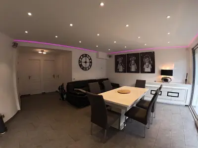 Coin salon dans l'établissement Montrouge Superbe Appartement Proche Centre Paris 2 chambres