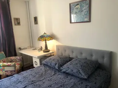 Un ou plusieurs lits dans un hébergement de l'établissement Chambre Privée avec salon Châtillon près de Paris