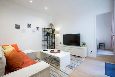 Télévision ou salle de divertissement dans l'établissement Warm 2 bedrooms apartement - c38