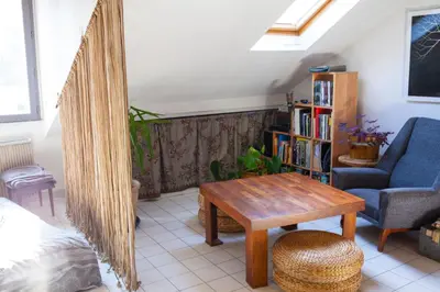 Coin salon dans l'établissement Cozy Studio Near The Canal Saint Martin