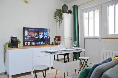 Télévision ou salle de divertissement dans l'établissement Constance - Heritage Suite Saint-Germain Courtyard Hideaway