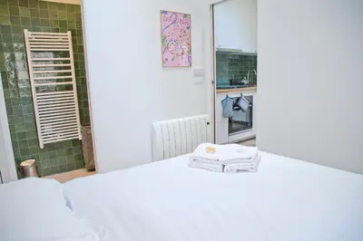 Un ou plusieurs lits dans un hébergement de l'établissement Constance - Heritage Suite Saint-Germain Courtyard Hideaway