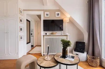 Télévision ou salle de divertissement dans l'établissement Amalfi - Studio et terrace à Auteuil