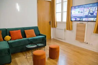 Télévision ou salle de divertissement dans l'établissement Gabrielle - Authentic Loft Saint-Germain Luxembourg Courtyard