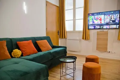 Télévision ou salle de divertissement dans l'établissement Gabrielle - Authentic Loft Saint-Germain Luxembourg Courtyard