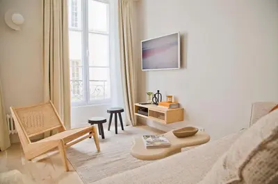 Télévision ou salle de divertissement dans l'établissement Lola - Design 2BR Suite Mouffetard Pantheon