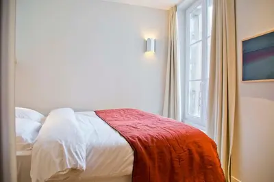 Un ou plusieurs lits dans un hébergement de l'établissement Lola - Design 2BR Suite Mouffetard Pantheon
