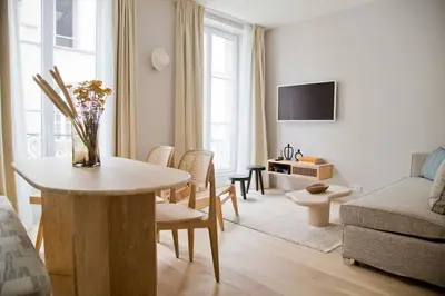 Télévision ou salle de divertissement dans l'établissement Margot - Luxury 2BR Mouffetard Historic Heights