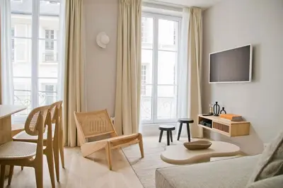 Télévision ou salle de divertissement dans l'établissement Margot - Luxury 2BR Mouffetard Historic Heights