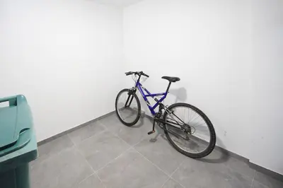 Vélo sur le terrain de l'établissement Centre Malakoff, Bel Appartement meublé à 500 mètres du Métro Ligne 13 ou dans les environs