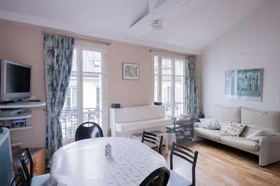 Télévision ou salle de divertissement dans l'établissement Amazing flat 3 bedrooms Notre Dame
