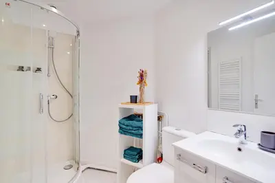 Salle de bains dans l'établissement Parisian Charm Porte Maillot