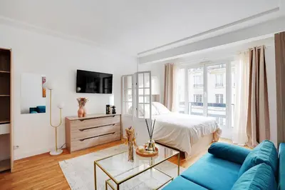 Télévision ou salle de divertissement dans l'établissement Parisian Charm Porte Maillot