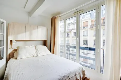 Un ou plusieurs lits dans un hébergement de l'établissement Parisian Charm Porte Maillot