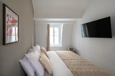 Un ou plusieurs lits dans un hébergement de l'établissement Appartement luxueux au cœur de Saint Germain des Prés