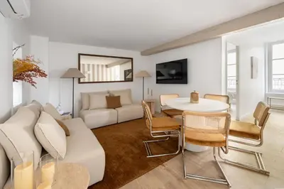 Télévision ou salle de divertissement dans l'établissement Appartement luxueux au cœur de Saint Germain des Prés