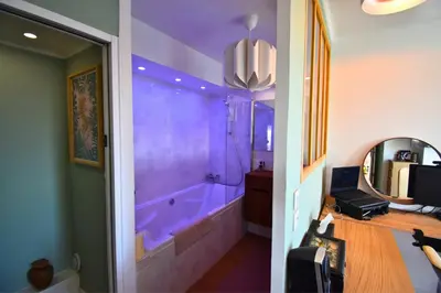 Salle de bains dans l'établissement Le Belvédère Parisien