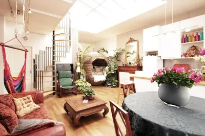 Coin salon dans l'établissement Exotic Loft in Montmartre + terrace !