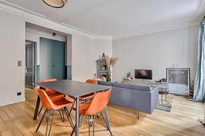 Télévision ou salle de divertissement dans l'établissement GuestReady - Gateway to Parisian Delight