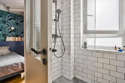 Salle de bains dans l'établissement GuestReady - Gateway to Parisian Delight