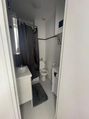 Salle de bains dans l'établissement Montmartre Sacré Cœur Appartement Refait à Neuf Paris 18ème - 4 P