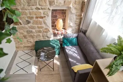 Coin salon dans l'établissement Alice - Design Loft Historic Passage Mouffetard Pedestrian